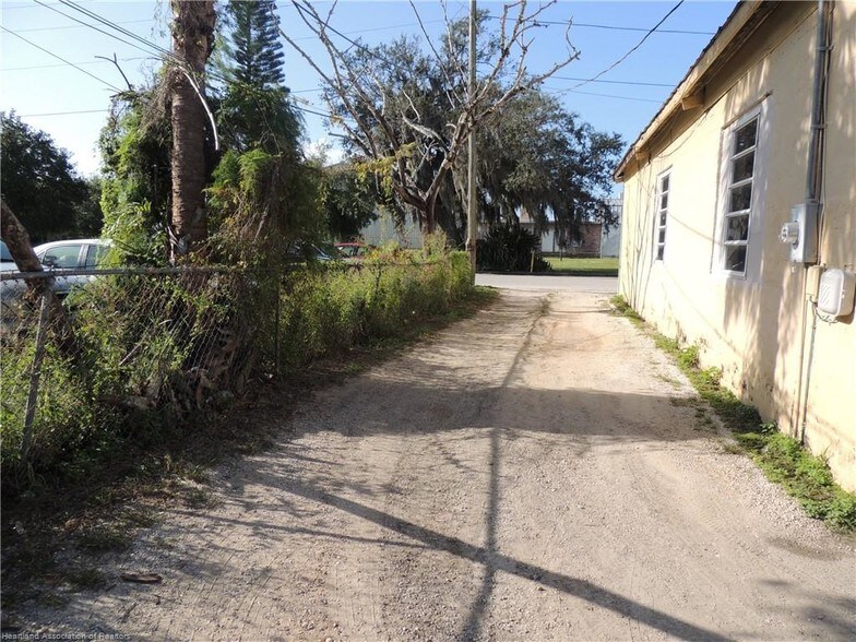 More Photos Of 408 N Ridgewood Dr, Sebring Freestanding For Sale