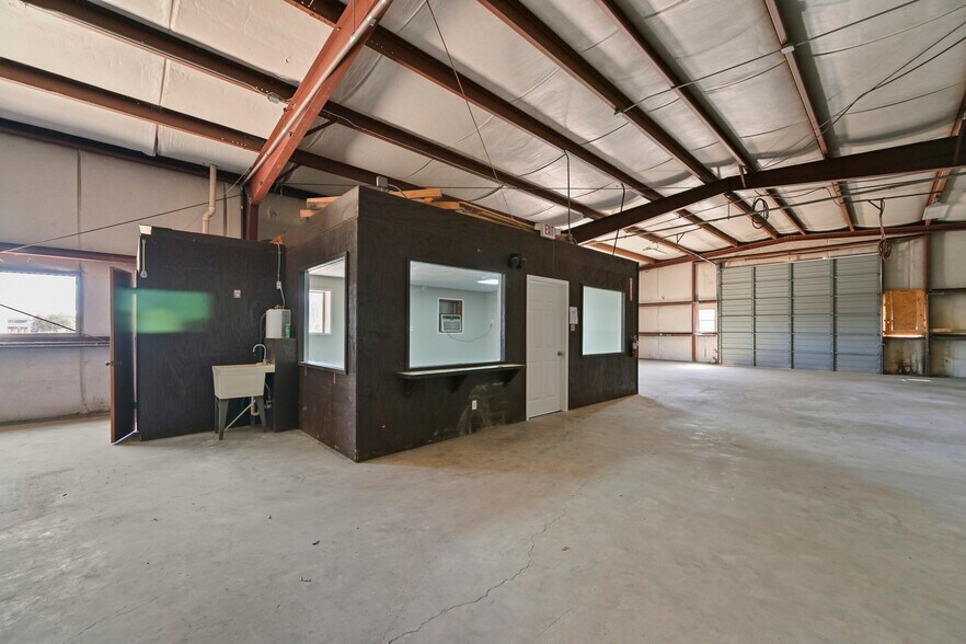 More Photos Of 314 E Walker St, League City Warehouse For Lease