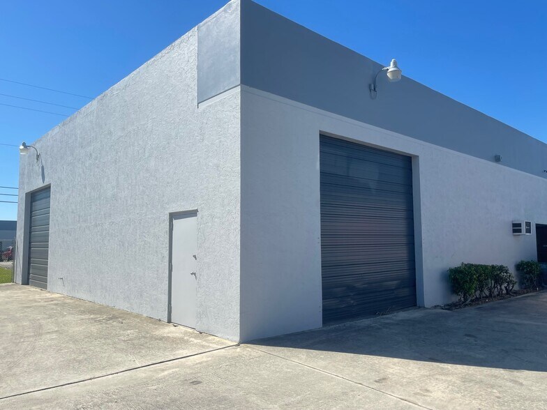 More Photos Of 1243 W 52nd St, Mangonia Park Unknown For Lease