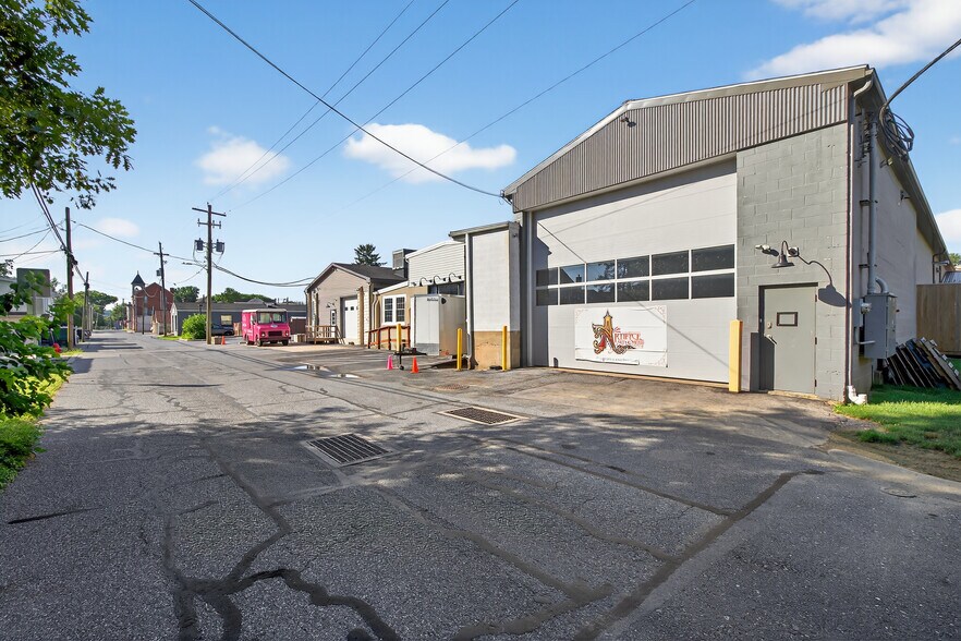 More Photos Of 51 N Main St, Manheim General Retail For Sale