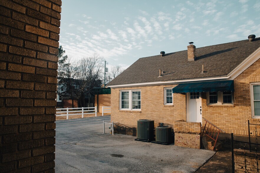 More Photos Of 355 N College Ave, Fayetteville Office For Sale