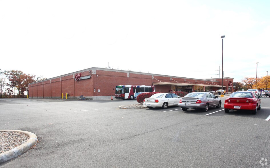 More Photos Of 650 Memorial Dr, Chicopee Supermarket For Lease