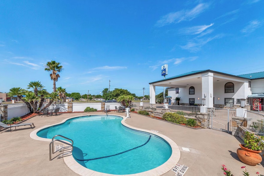 More Photos Of 208 Nueces St, George West Hotel For Sale