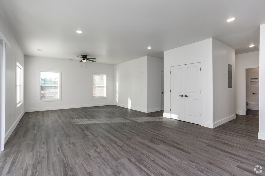 More Photos Of 300 Elm St, Hogansville Apartments For Sale