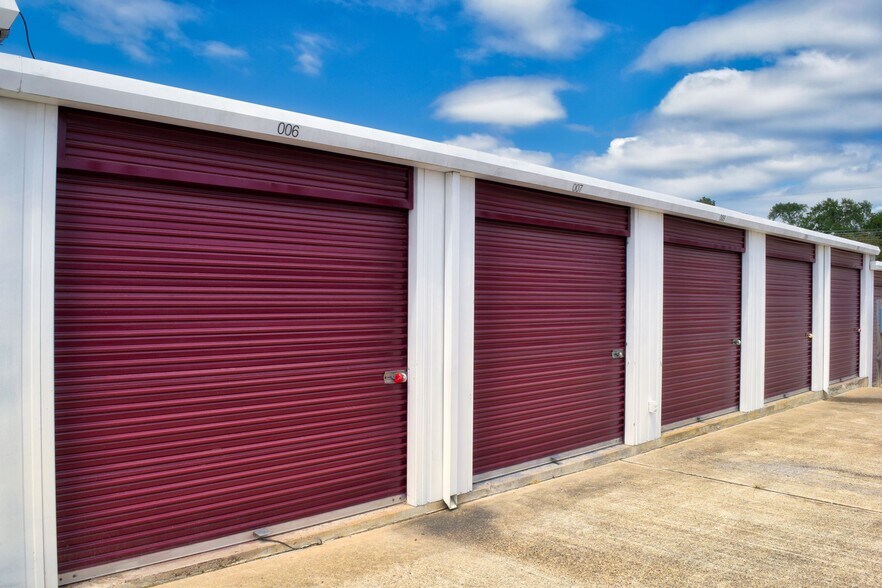 More Photos Of 1742 N Earl Rudder Fwy, Bryan Self Storage For Sale