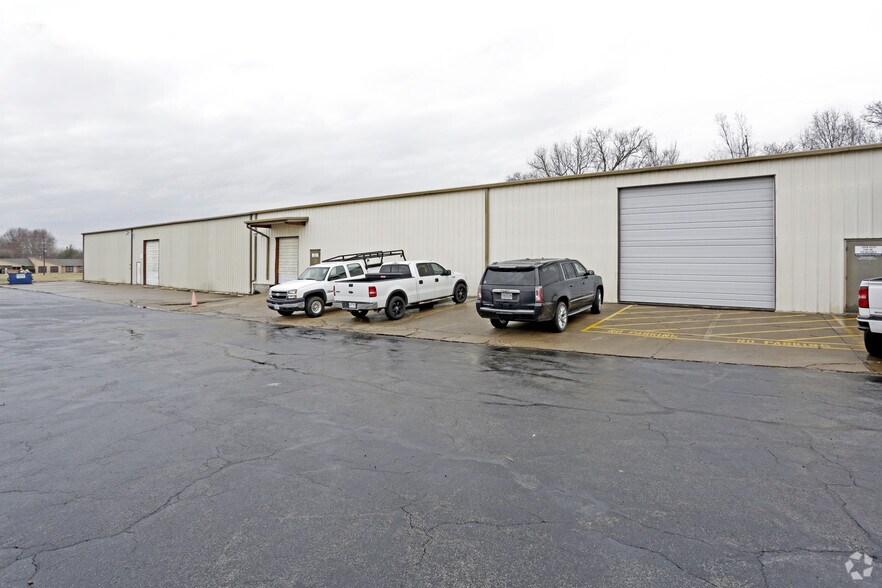 More Photos Of 559 N 13th St, Rogers Warehouse For Lease