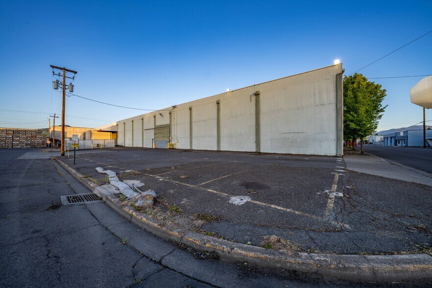 More Photos Of 715 S Grape St, Medford Warehouse For Sale