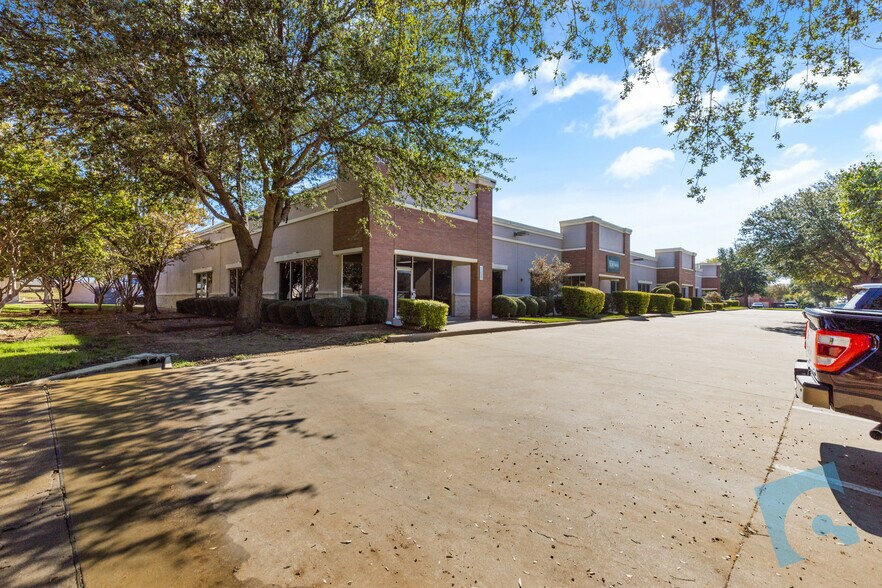 More Photos Of 545 S Nolen Dr, Southlake Showroom For Lease