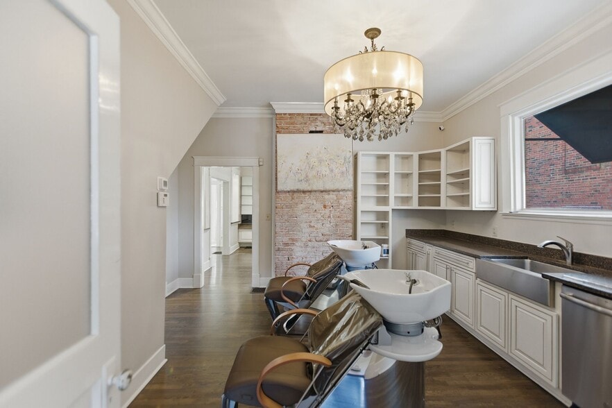 More Photos Of 211 29th Ave N, Nashville Freestanding For Lease