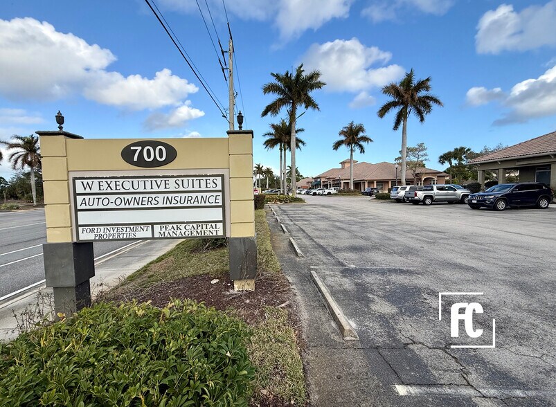 More Photos Of 700-760 SE Indian St, Stuart Office For Lease