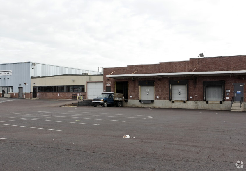 More Photos Of 122 Mill Rd, Oaks Warehouse For Lease