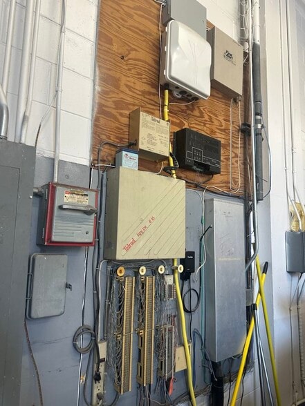 More Photos Of 4913 W Laurel St, Tampa Light Distribution For Lease