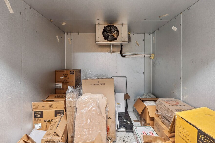 More Photos Of 117 Clinton St, Shrewsbury Freestanding For Sale