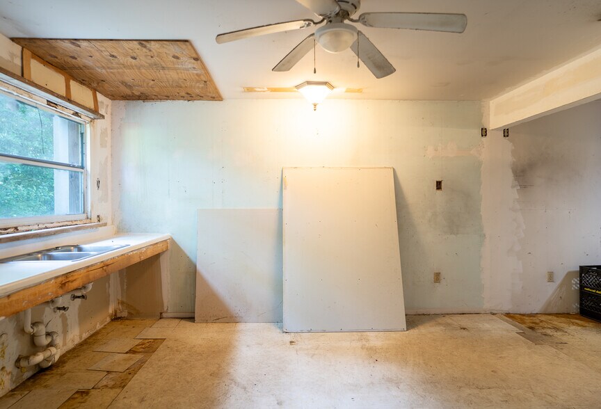 More Photos Of 220 Davenport Blvd, Davenport General Retail For Sale