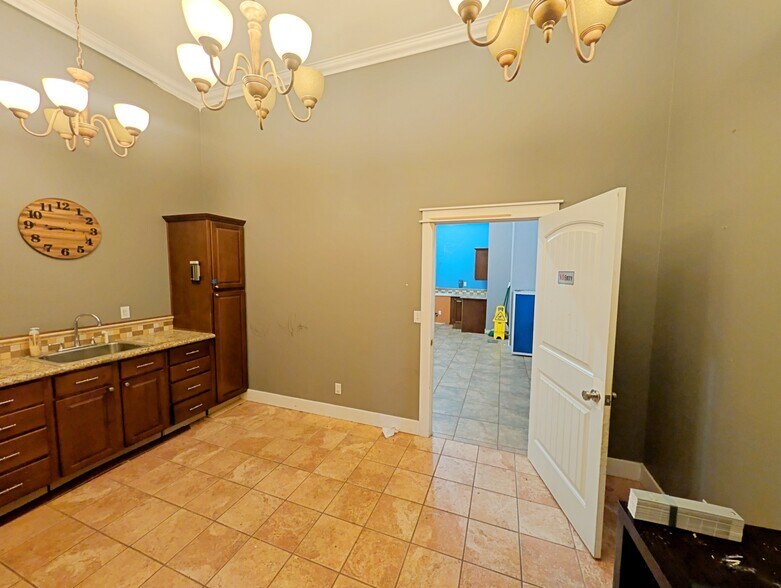 More Photos Of 30736 Highway 200, Ponderay Storefront Retail Office For Lease