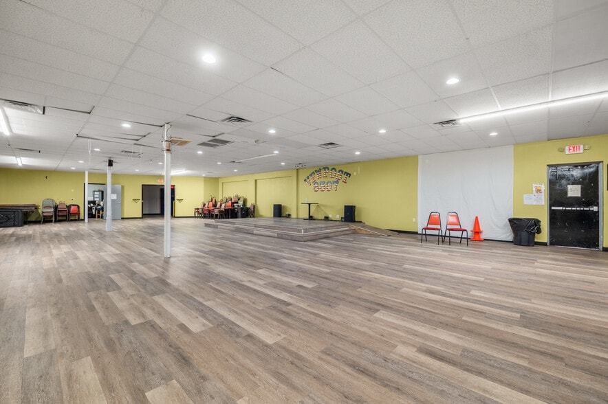 More Photos Of 2541 W Southcross Blvd, San Antonio General Retail For Lease