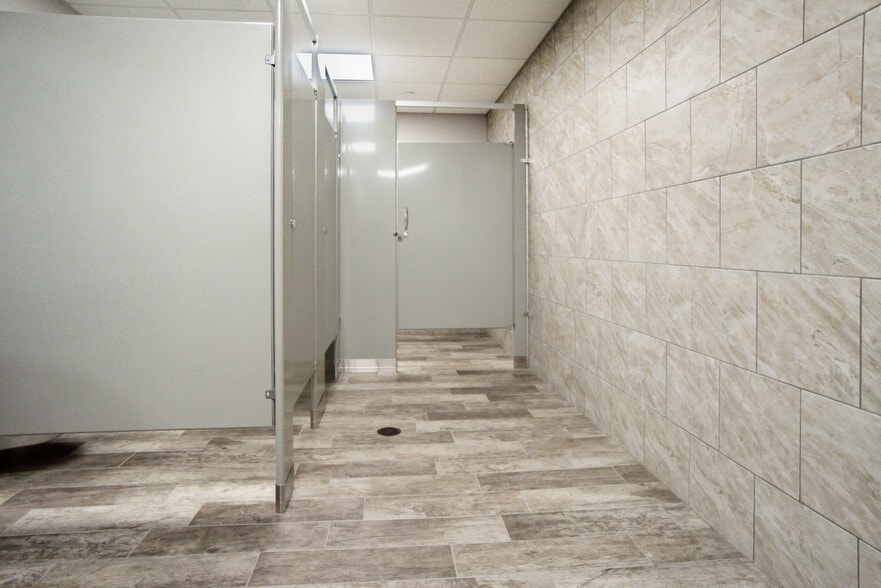 More Photos Of 400 Captain Neville Dr, Waterbury Warehouse For Lease
