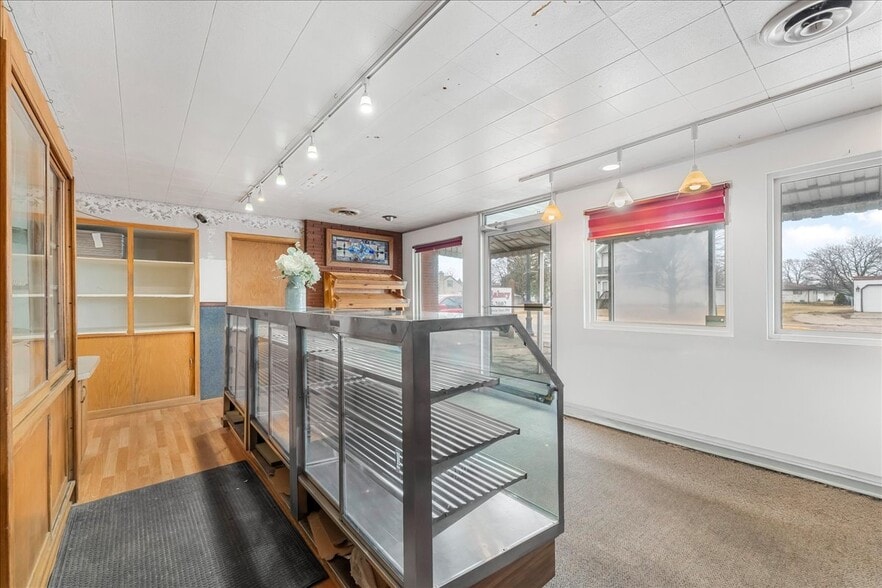 More Photos Of 118 Main St, Luxemburg Specialty For Sale