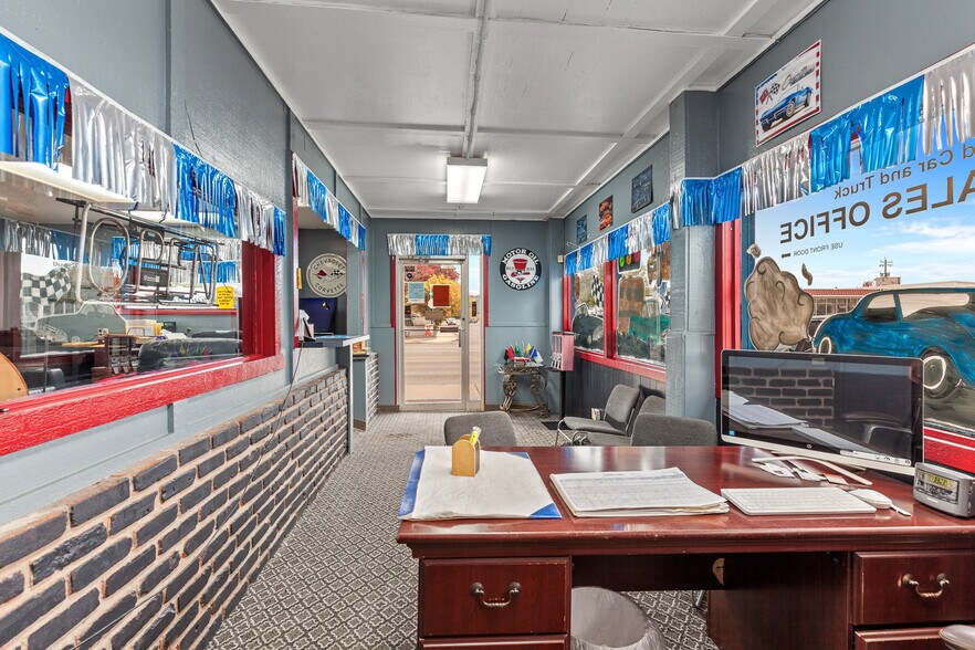 More Photos Of 2929 N Government Way, Coeur d'Alene Auto Dealership For Sale