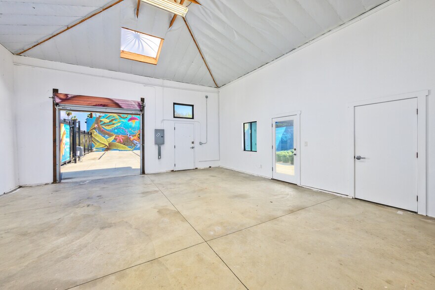 More Photos Of 4207-4215 W Jefferson Blvd, Los Angeles Loft Creative Space For Lease