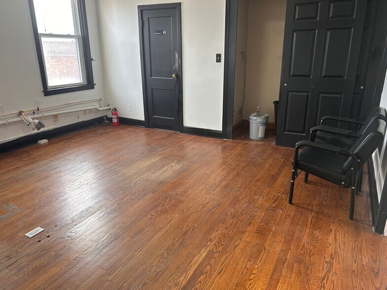 More Photos Of 7915-7917 Harford Rd, Parkville Storefront Retail Office For Lease