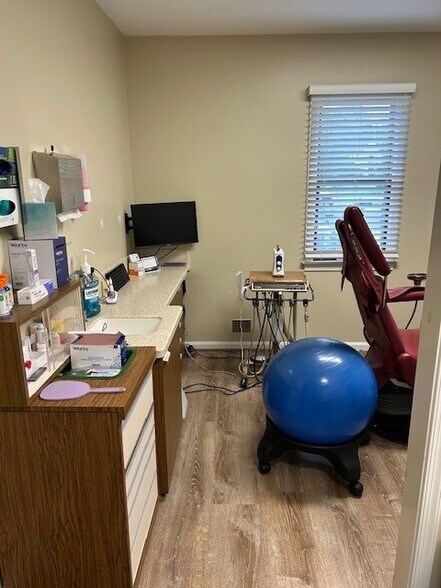 More Photos Of 9901 River Rd, Potomac Medical For Lease