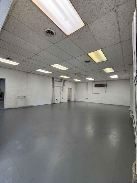 More Photos Of 62 Middlesex Tpke, Burlington Freestanding For Sale