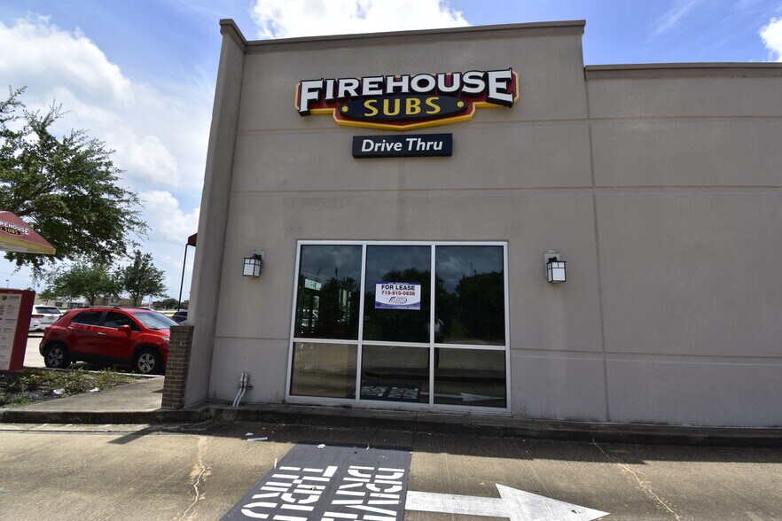 More Photos Of 253 N Bypass 35, Alvin Storefront For Lease