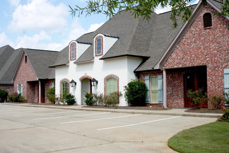 More Photos Of 302 Highland Park Cove, Ridgeland Medical For Sale
