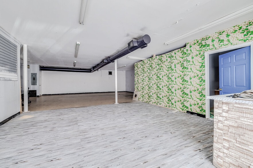 More Photos Of 302 W Victory Dr, Savannah Freestanding For Sale