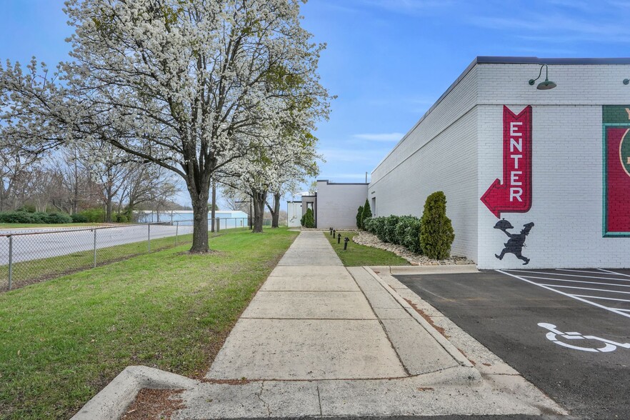 More Photos Of 1109 E Ozark Ave, Gastonia Warehouse For Lease