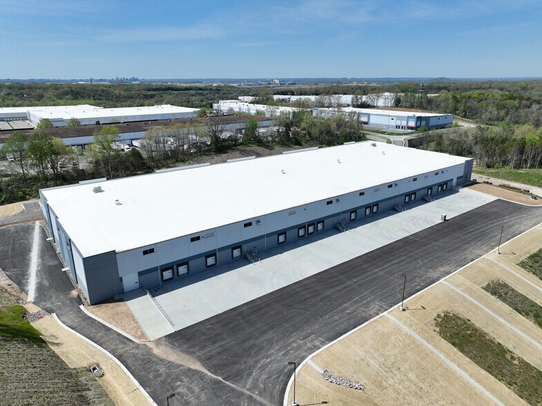 More Photos Of 900 Airpark Commerce Dr, Nashville Unknown For Lease