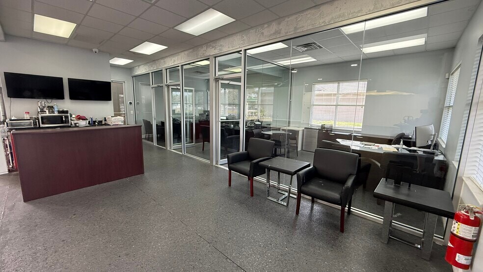 More Photos Of 2840 Manatee Ave E, Bradenton Showroom For Sale