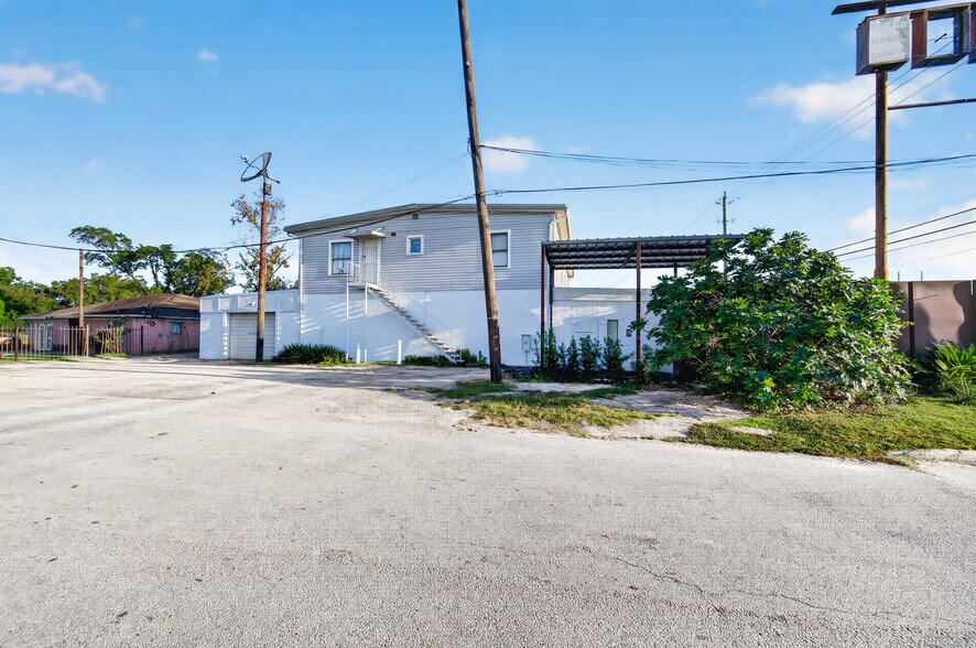 More Photos Of 702 Marcella St, Houston General Retail For Sale