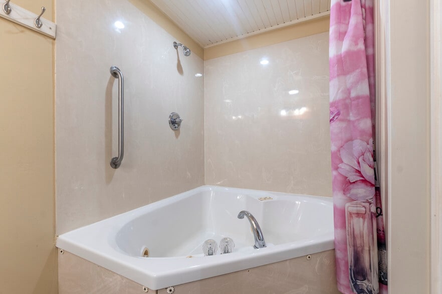 More Photos Of 3031 E Van Buren, Eureka Springs Hotel For Sale