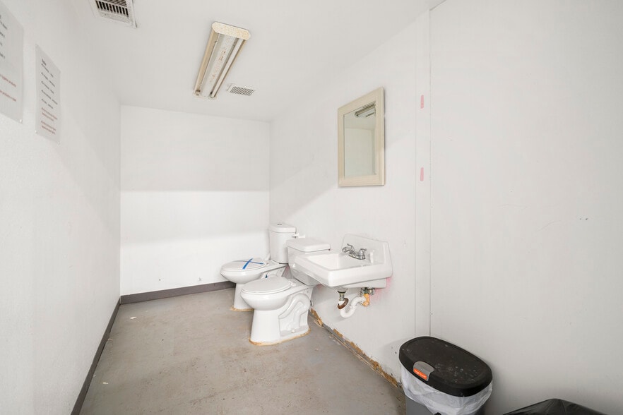 More Photos Of 1212 13th St, Galveston Light Distribution For Lease