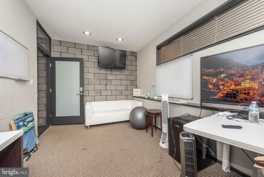 More Photos Of 338 E 25th St, Baltimore Office For Sale