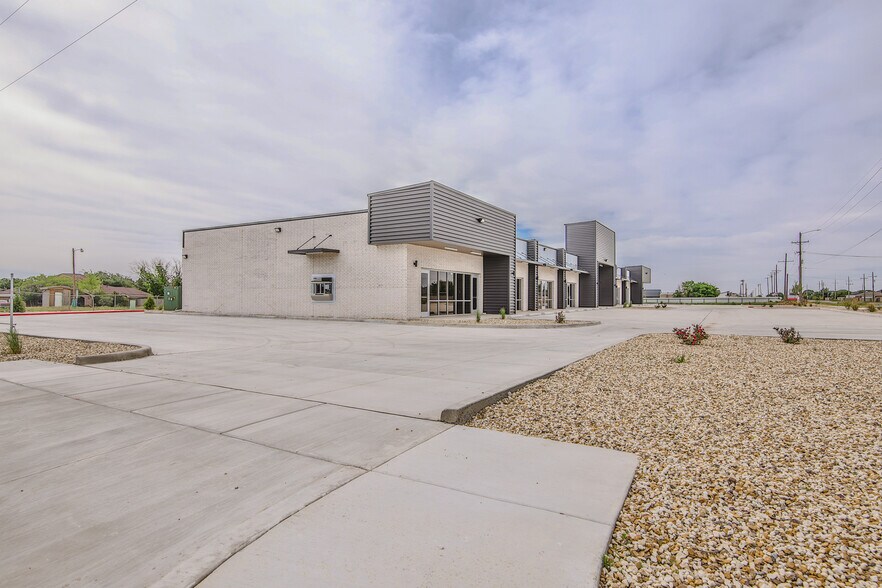More Photos Of 10617 University Ave, Lubbock Storefront Retail Office For Lease