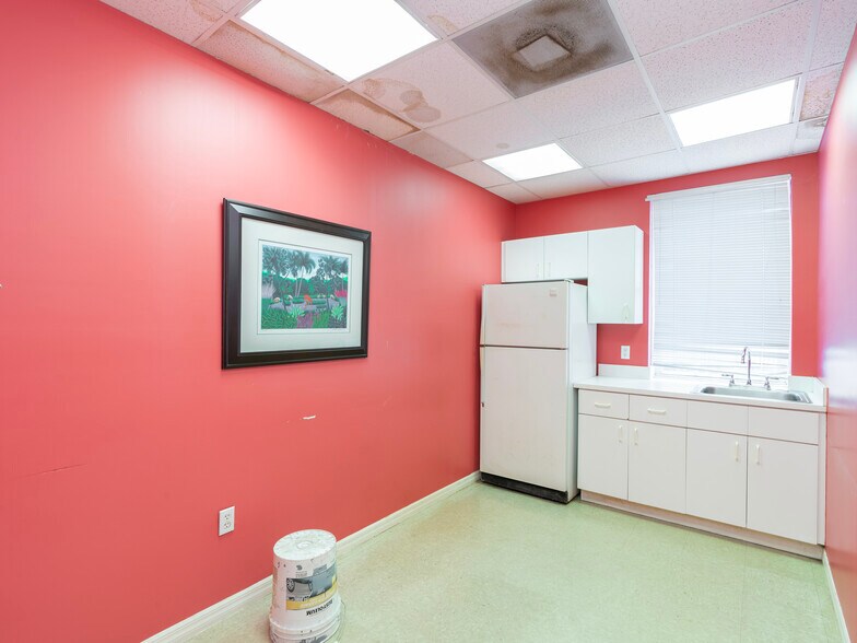 More Photos Of 2500 Douglas Rd, Coral Gables Medical For Lease