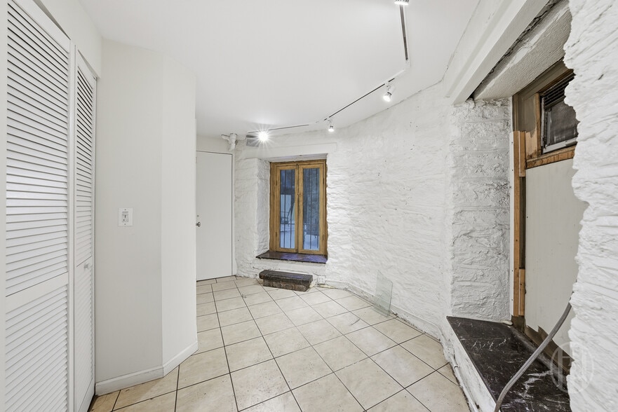 More Photos Of 210 W 82nd St, New York Apartments For Lease
