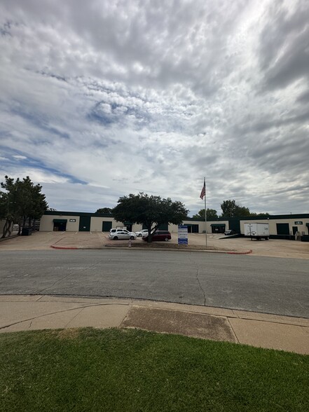 Primary Photo Of 1131 S Airport Cir, Euless Warehouse For Lease