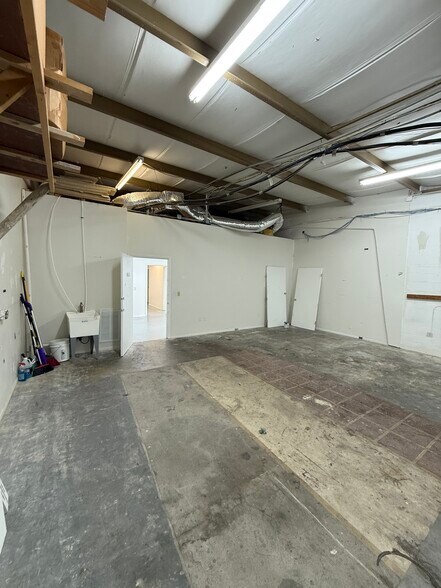 More Photos Of 1748 Independence Blvd, Sarasota Light Manufacturing For Lease