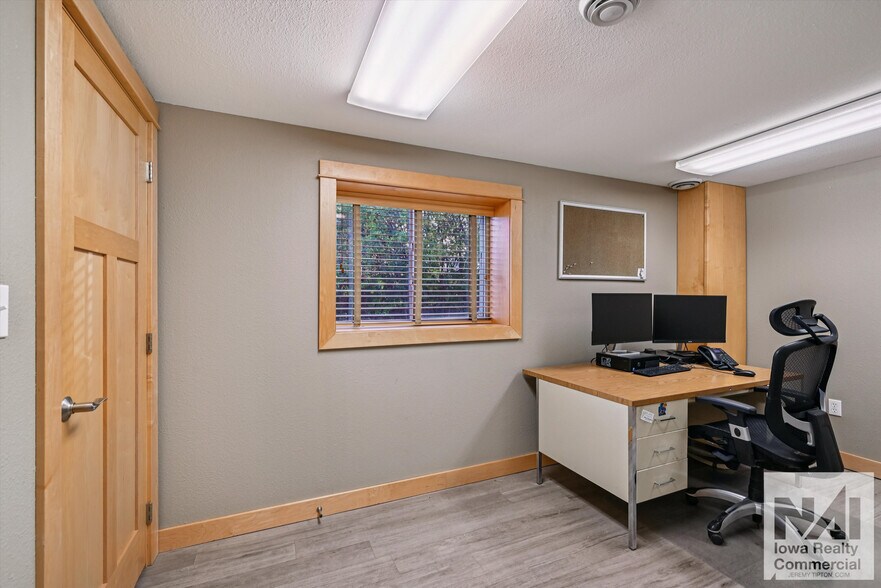 More Photos Of 1402 SW 18th St, Cedar Rapids Warehouse For Lease