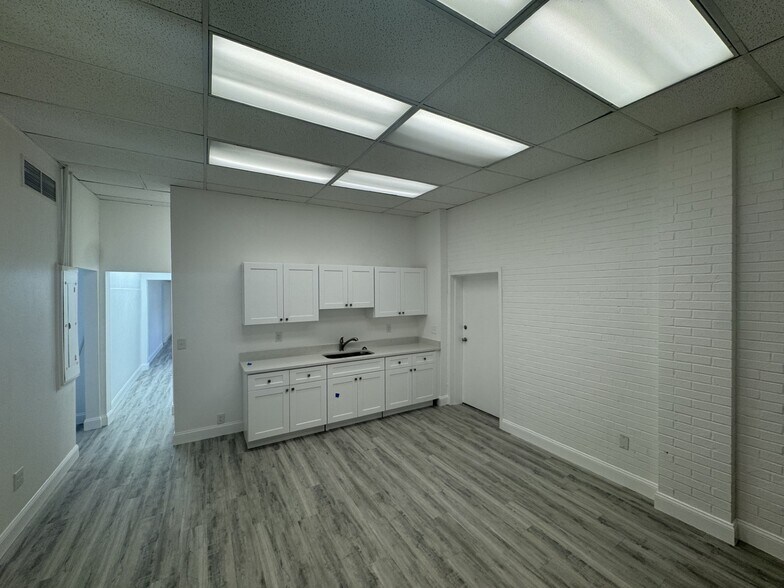 More Photos Of 1288 N Tamiami Trl, North Fort Myers Office For Sale