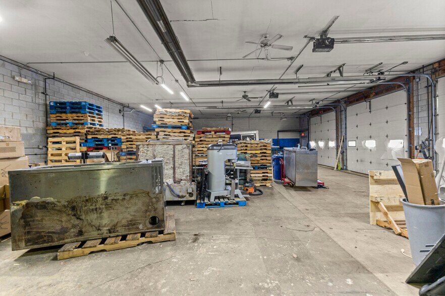 More Photos Of 26289 W Eight Mile Rd, Redford Township Manufacturing For Lease