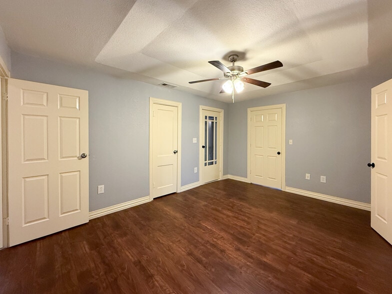 More Photos Of 211 Second St, Denton Flex For Sale