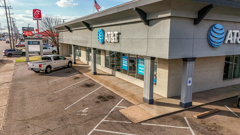 More Photos Of 4934-4938 Poplar Ave, Memphis General Retail For Sale