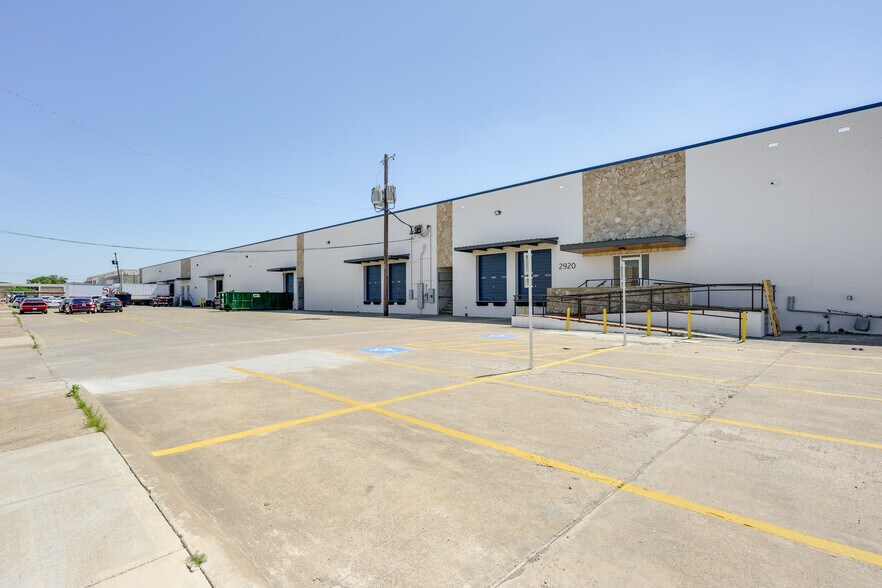 More Photos Of 2838-2910 Anode Ln, Dallas Warehouse For Lease