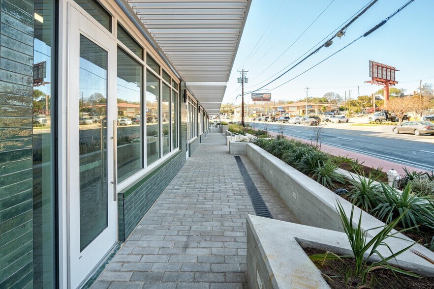 More Photos Of 2323 S Lamar Blvd, Austin Apartments For Lease