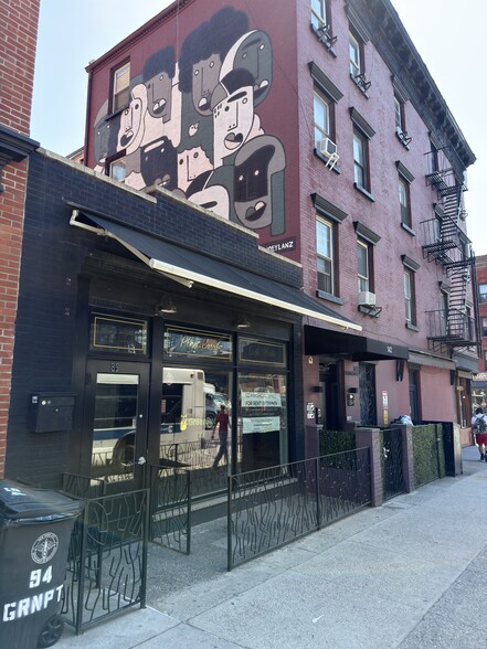 Primary Photo Of 86 Greenpoint Ave, Brooklyn Convenience Store For Lease
